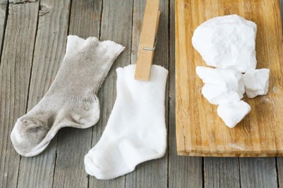 Giặt tất trắng dùng xà phòng thôi chưa đủ: Làm theo cách này mới hết vết bẩn, ố vàng