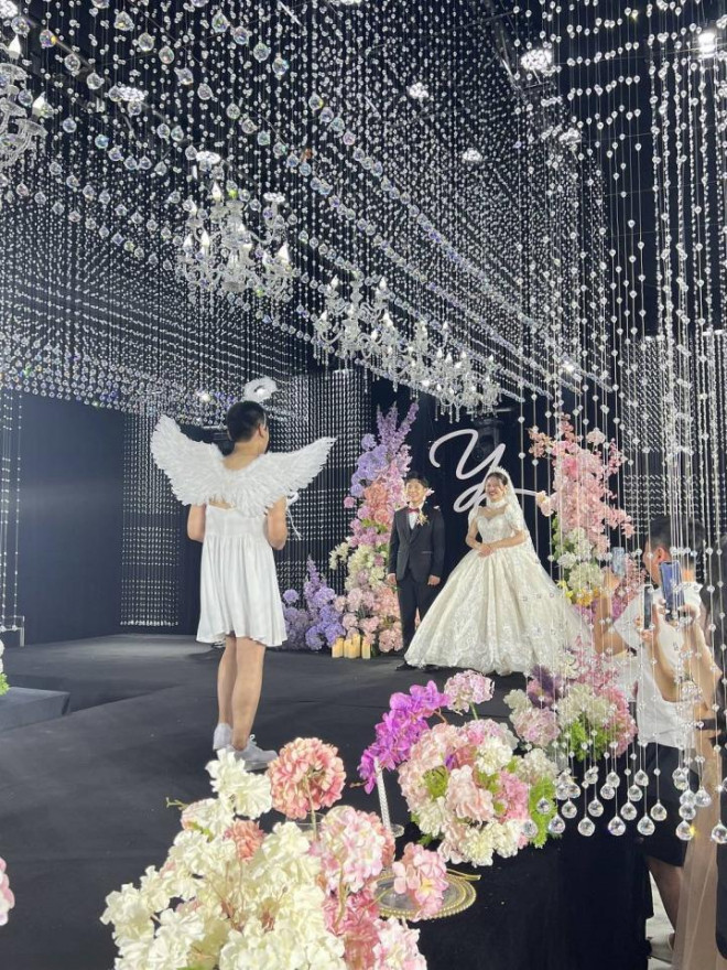 Chàng trai mặc váy thiên thần trong đám cưới chị gái-1