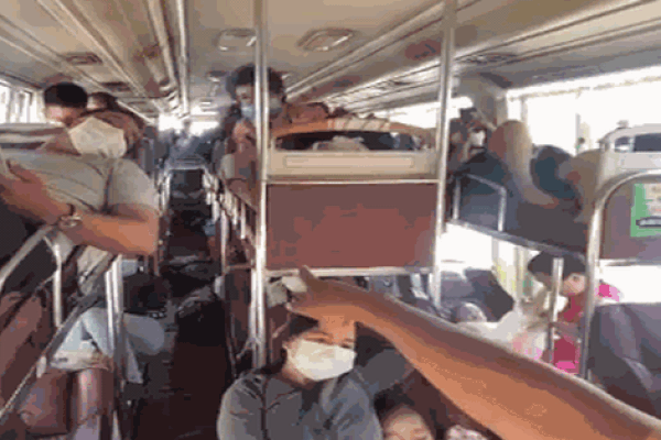 8 ‘trẻ trâu’ dàn cảnh đánh, cướp 10 điếu thuốc lá điện tử-2