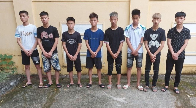 8 ‘trẻ trâu’ dàn cảnh đánh, cướp 10 điếu thuốc lá điện tử-1