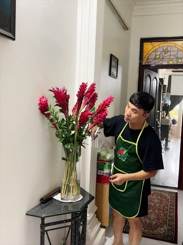 Ca sĩ Quang Linh mừng sinh nhật, dung mạo tuổi 57 như bị thời gian bỏ quên-7