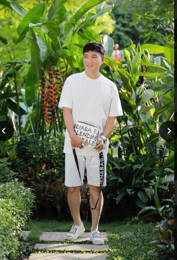 Ca sĩ Quang Linh mừng sinh nhật, dung mạo tuổi 57 như bị thời gian bỏ quên-9