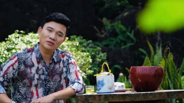 Ca sĩ Quang Linh mừng sinh nhật, dung mạo tuổi 57 như bị thời gian bỏ quên-10