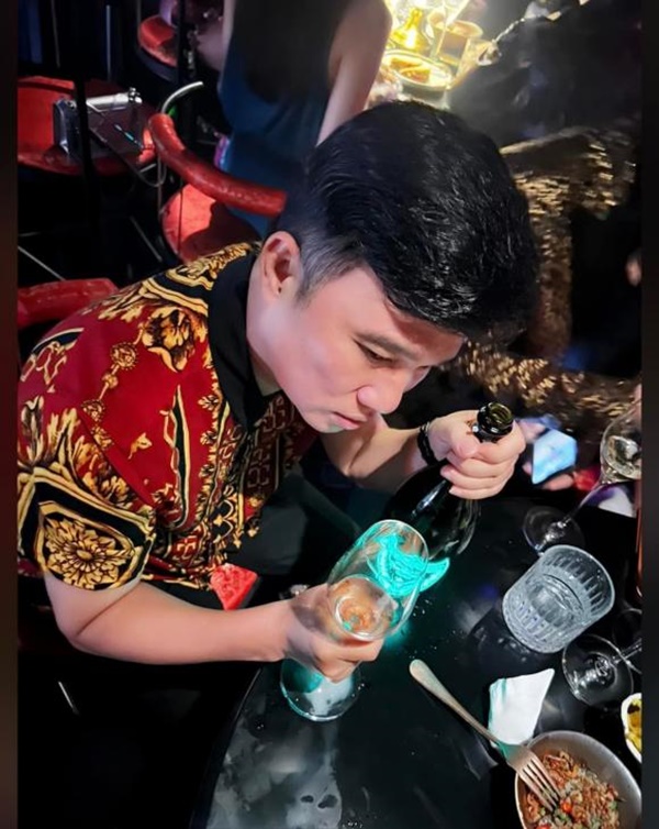 Ca sĩ Quang Linh mừng sinh nhật, dung mạo tuổi 57 như bị thời gian bỏ quên-12