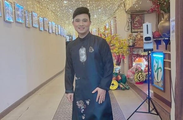 Ca sĩ Quang Linh mừng sinh nhật, dung mạo tuổi 57 như bị thời gian bỏ quên-13