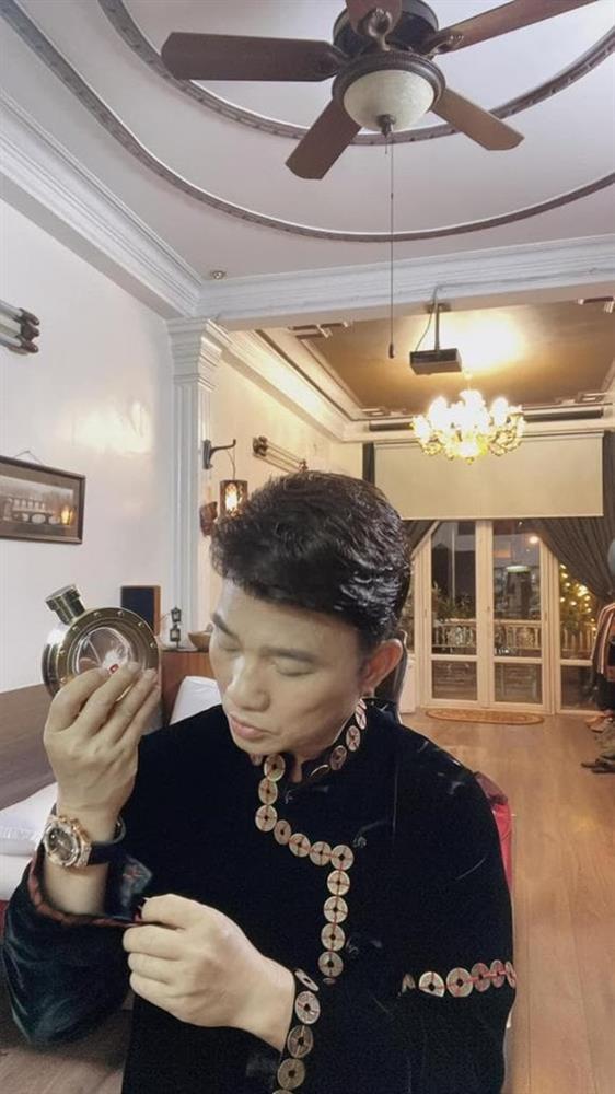 Ca sĩ Quang Linh mừng sinh nhật, dung mạo tuổi 57 như bị thời gian bỏ quên-14