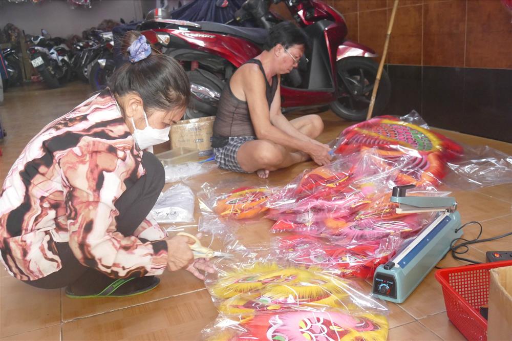 Xóm lồng đèn lớn nhất TPHCM nhộn nhịp trước Tết Trung thu-1