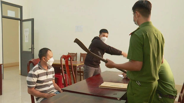 Sau va chạm giao thông, 2 cha con vác dao chém người tới tấp-1