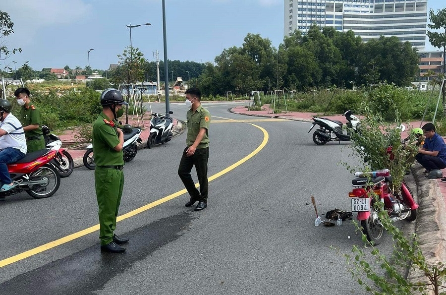 Thi thể trẻ sơ sinh bị đốt cháy trong bụi cỏ gần bệnh viện-1