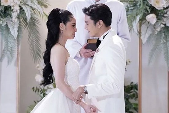 Ngày tôi cưới, cô hàng xóm lúng túng khi nghe tên mình trong danh sách trao vàng