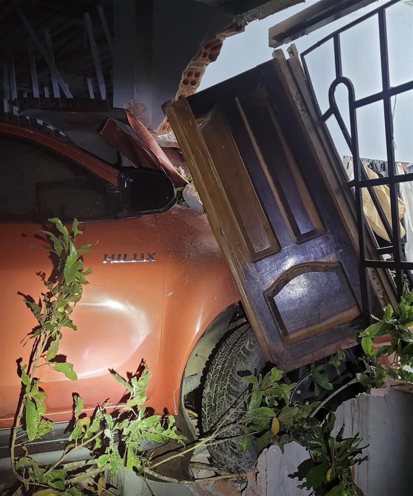 Ôtô đâm xe máy khiến cặp vợ chồng thương vong rồi tông sập nhà dân-1