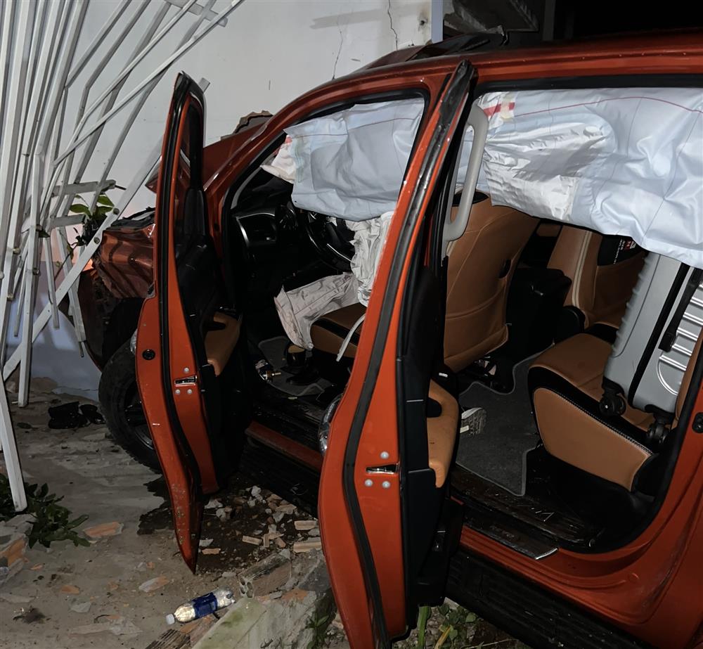 Ôtô đâm xe máy khiến cặp vợ chồng thương vong rồi tông sập nhà dân-3