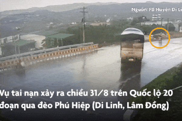 CLIP: Xuất hiện vòi rồng thẳng đứng trên lòng hồ Trị An-1