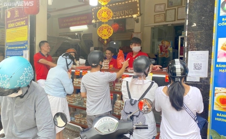 Hà Nội: Bánh trung thu hiện đại ế hàng, bánh truyền thống tấp nập người mua-3