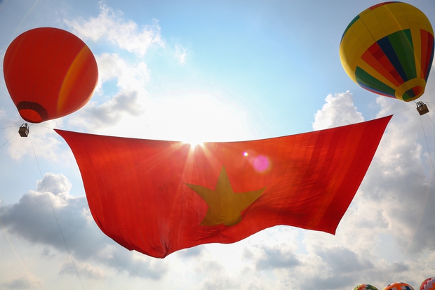 Khinh khí cầu kéo đại kỳ 1.800m2 bay phấp phới trên bầu trời TP.HCM mừng Quốc khánh 2/9-12