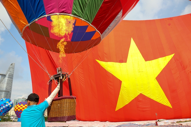 Khinh khí cầu kéo đại kỳ 1.800m2 bay phấp phới trên bầu trời TP.HCM mừng Quốc khánh 2/9-5