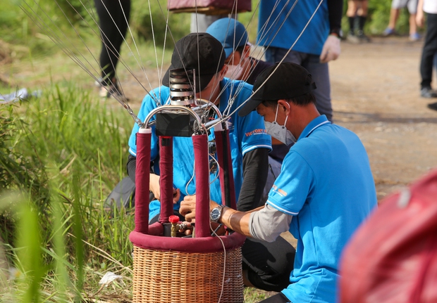 Khinh khí cầu kéo đại kỳ 1.800m2 bay phấp phới trên bầu trời TP.HCM mừng Quốc khánh 2/9-6