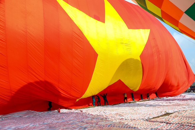 Khinh khí cầu kéo đại kỳ 1.800m2 bay phấp phới trên bầu trời TP.HCM mừng Quốc khánh 2/9-7