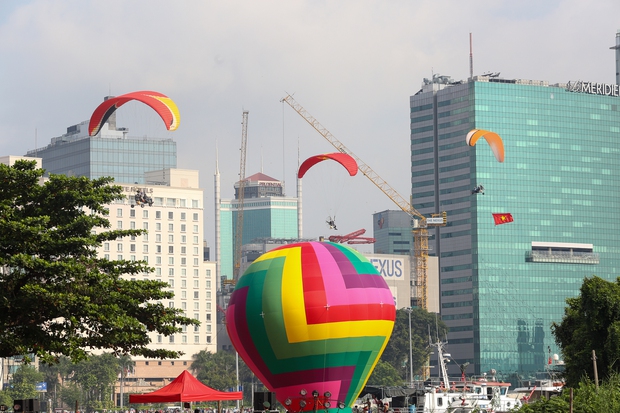 Khinh khí cầu kéo đại kỳ 1.800m2 bay phấp phới trên bầu trời TP.HCM mừng Quốc khánh 2/9-16