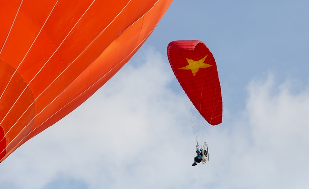 Khinh khí cầu kéo đại kỳ 1.800m2 bay phấp phới trên bầu trời TP.HCM mừng Quốc khánh 2/9-17