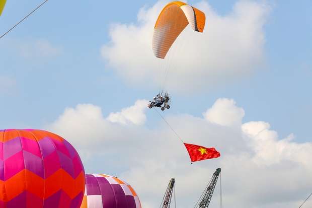 Khinh khí cầu kéo đại kỳ 1.800m2 bay phấp phới trên bầu trời TP.HCM mừng Quốc khánh 2/9-18