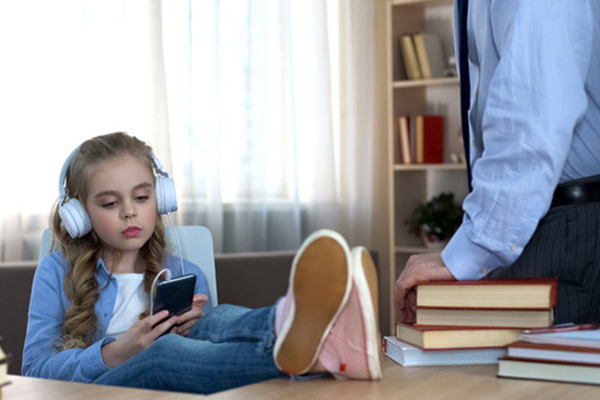 Nhiều đứa trẻ luôn được quan tâm kèm cặp sát sao vẫn hư hỏng, bố mẹ phải làm sao?-1