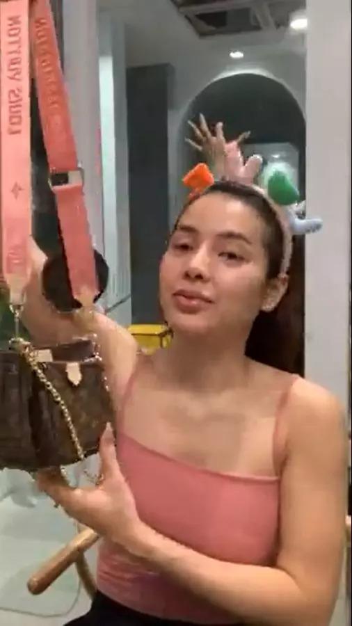 Phương Trinh Jolie đeo túi bị nghi hàng fake sống ảo muôn nơi-13