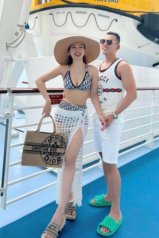 Phương Trinh Jolie đeo túi bị nghi hàng fake sống ảo muôn nơi-5