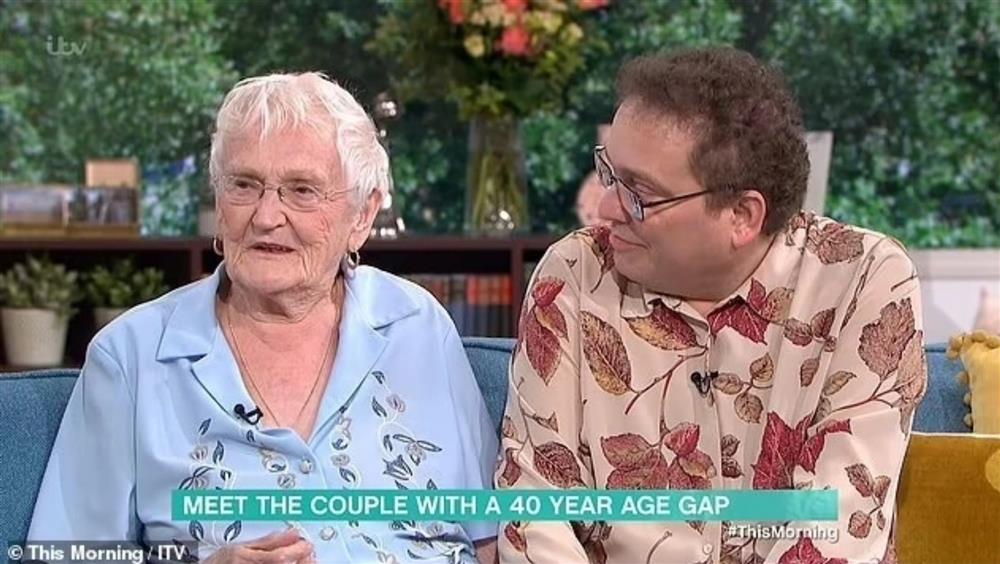 Hôn nhân hạnh phúc của cặp đôi vợ 87 tuổi, chồng 47 tuổi ở Anh-1