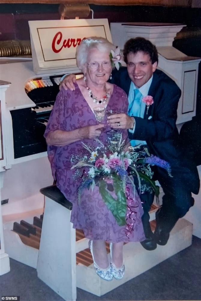 Hôn nhân hạnh phúc của cặp đôi vợ 87 tuổi, chồng 47 tuổi ở Anh-2