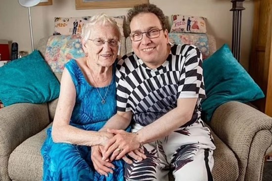 Hôn nhân hạnh phúc của cặp đôi vợ 87 tuổi, chồng 47 tuổi ở Anh