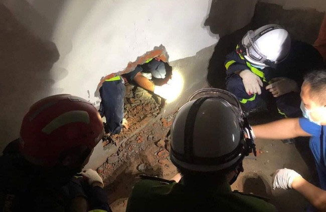 Cứu hộ kỹ sư điện rơi xuống hố kỹ thuật sâu 10m-1