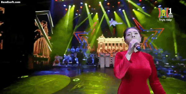 Nữ ca sĩ liên tục hát chênh phô, quên lời trên sóng truyền hình trực tiếp-2