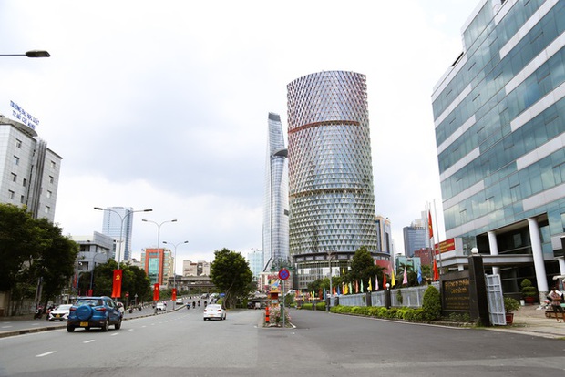 Bất ngờ với toà nhà giữa trung tâm TP.HCM được lột xác lung linh trong dịp lễ-1