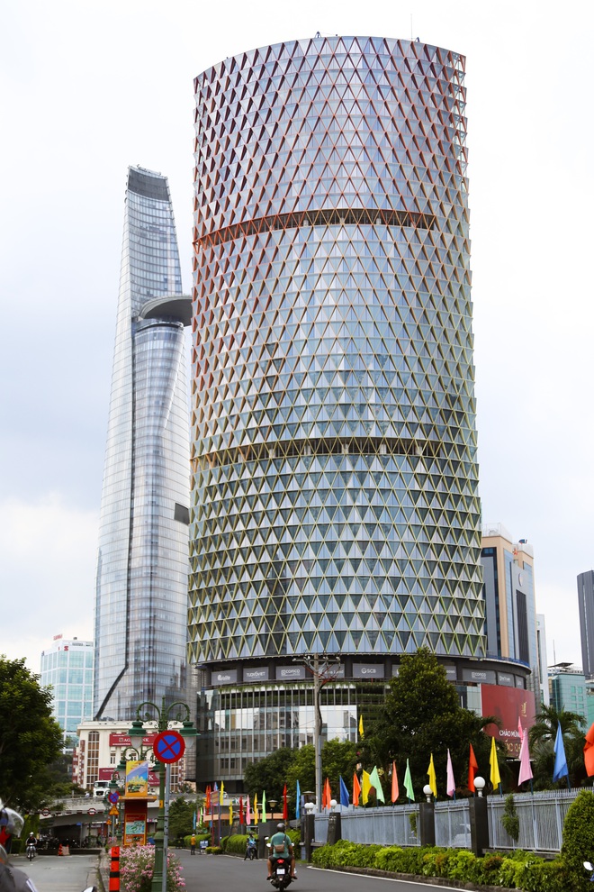 Bất ngờ với toà nhà giữa trung tâm TP.HCM được lột xác lung linh trong dịp lễ-3