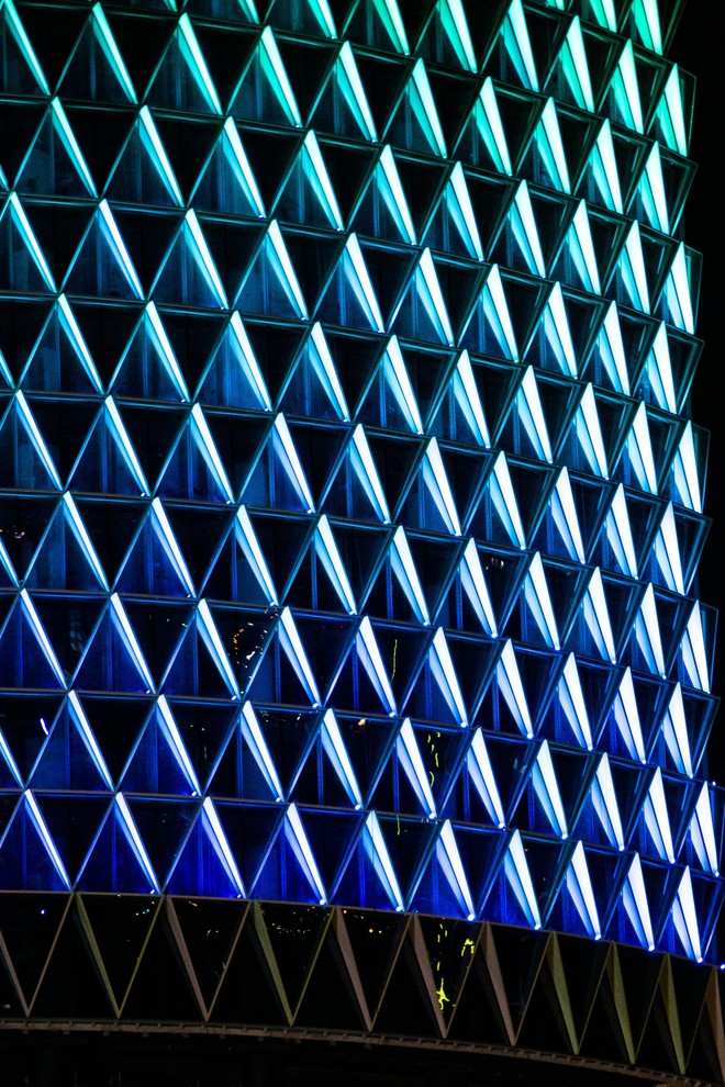 Bất ngờ với toà nhà giữa trung tâm TP.HCM được lột xác lung linh trong dịp lễ-10