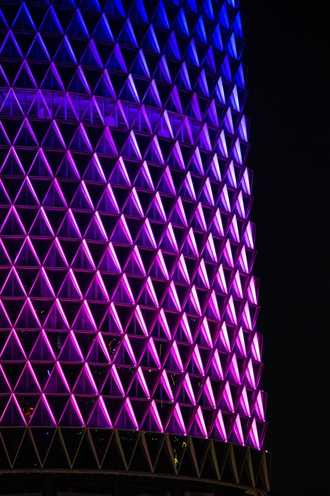 Bất ngờ với toà nhà giữa trung tâm TP.HCM được lột xác lung linh trong dịp lễ-11