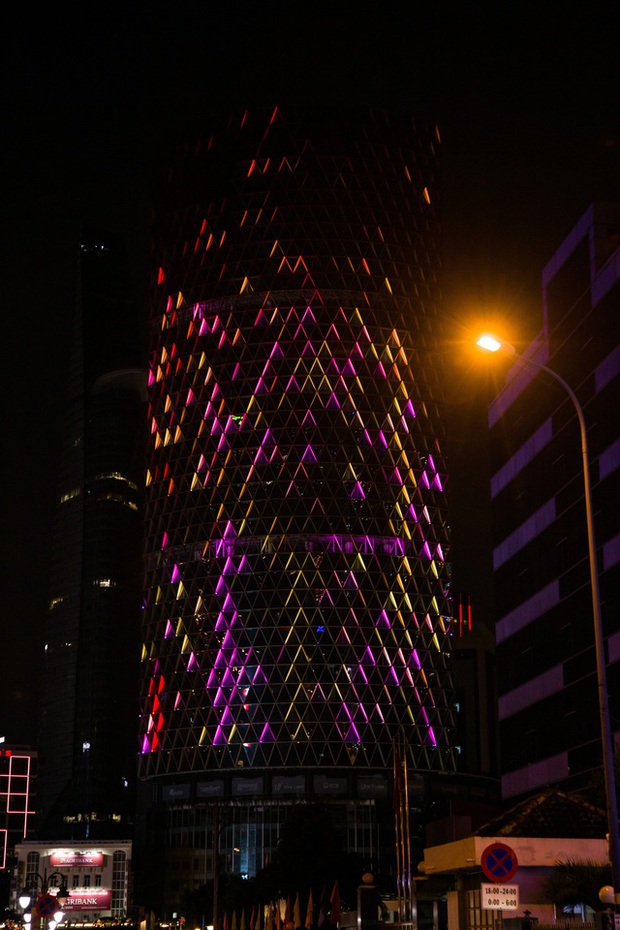 Bất ngờ với toà nhà giữa trung tâm TP.HCM được lột xác lung linh trong dịp lễ-12