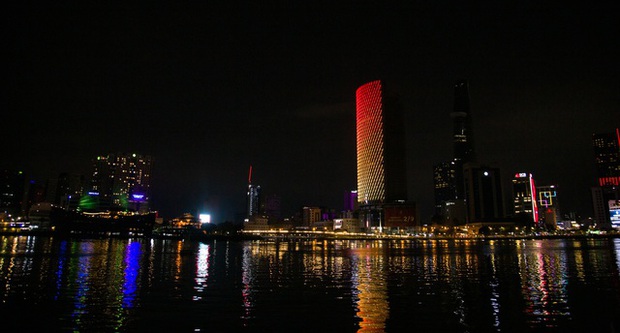 Bất ngờ với toà nhà giữa trung tâm TP.HCM được lột xác lung linh trong dịp lễ-4