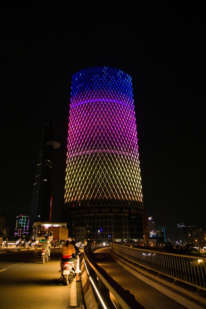 Bất ngờ với toà nhà giữa trung tâm TP.HCM được lột xác lung linh trong dịp lễ-5