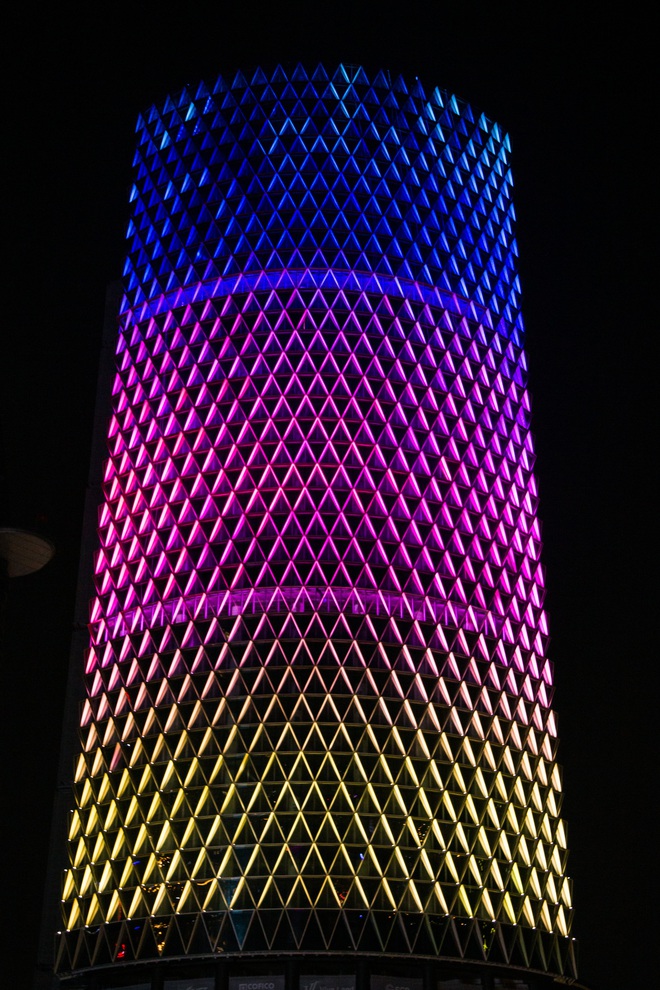 Bất ngờ với toà nhà giữa trung tâm TP.HCM được lột xác lung linh trong dịp lễ-6