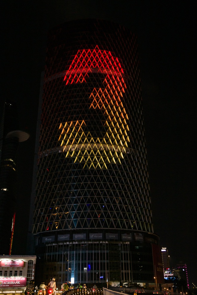 Bất ngờ với toà nhà giữa trung tâm TP.HCM được lột xác lung linh trong dịp lễ-7