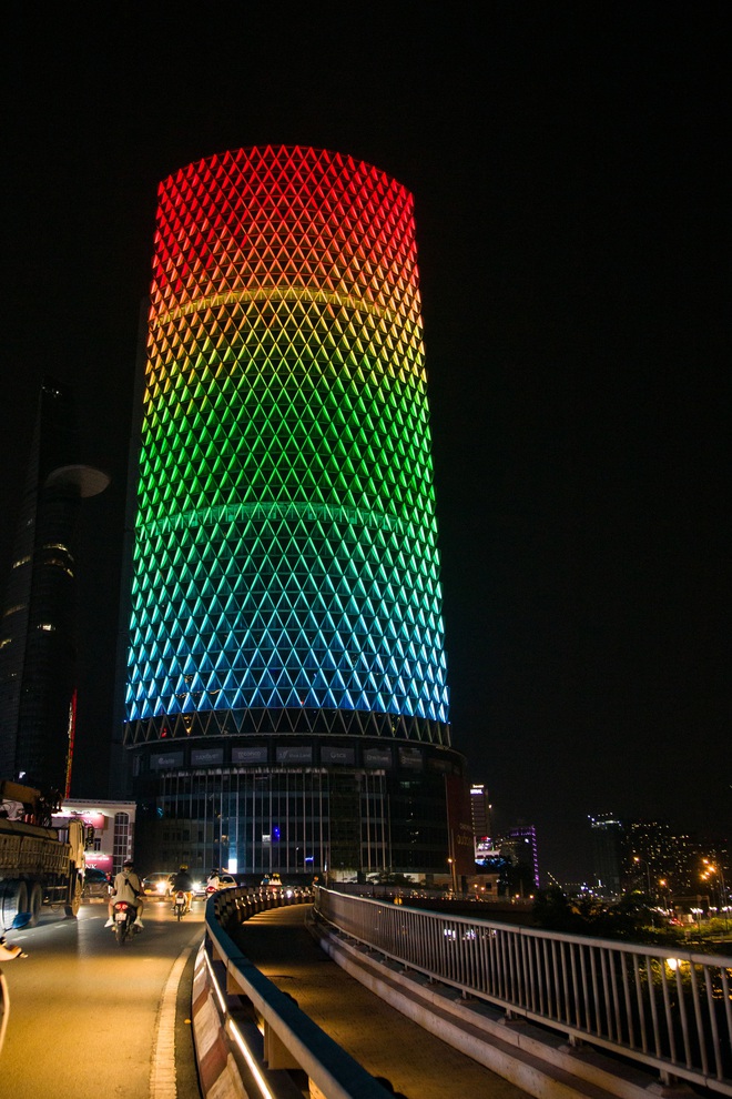 Bất ngờ với toà nhà giữa trung tâm TP.HCM được lột xác lung linh trong dịp lễ-8