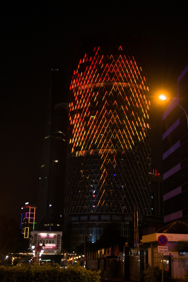 Bất ngờ với toà nhà giữa trung tâm TP.HCM được lột xác lung linh trong dịp lễ-18