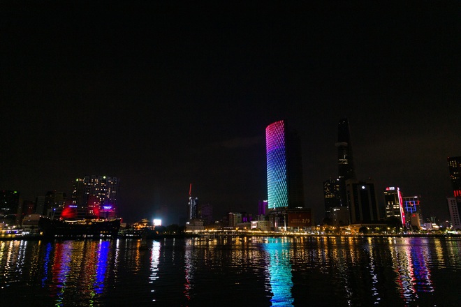 Bất ngờ với toà nhà giữa trung tâm TP.HCM được lột xác lung linh trong dịp lễ-17