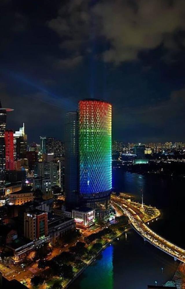 Bất ngờ với toà nhà giữa trung tâm TP.HCM được lột xác lung linh trong dịp lễ-13