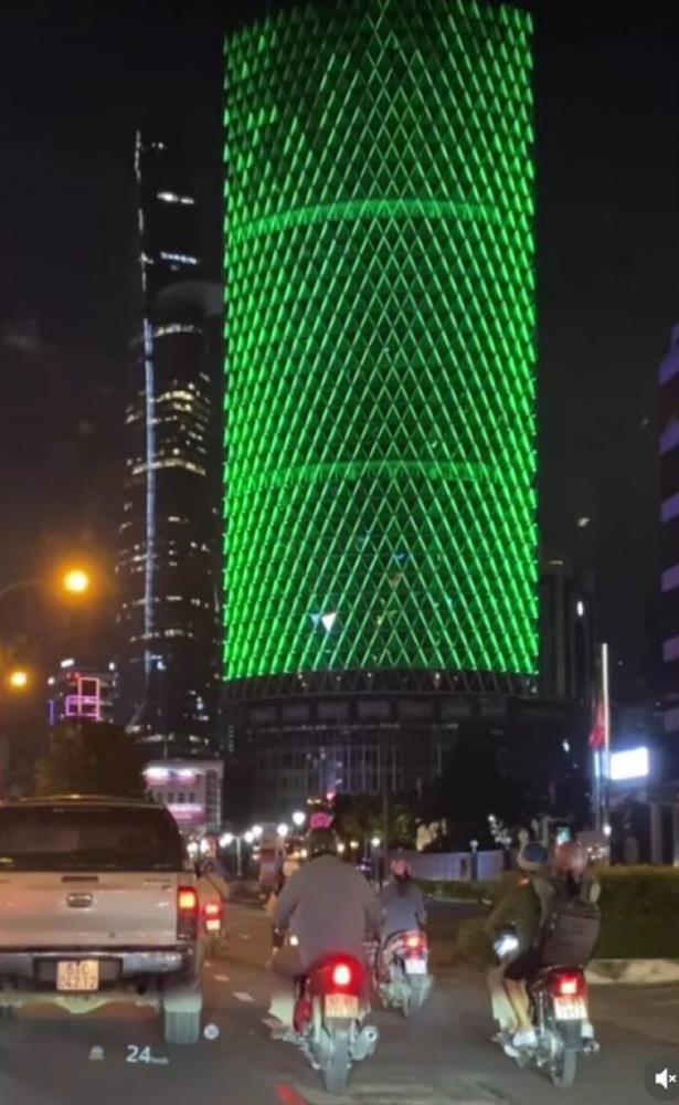 Bất ngờ với toà nhà giữa trung tâm TP.HCM được lột xác lung linh trong dịp lễ-15