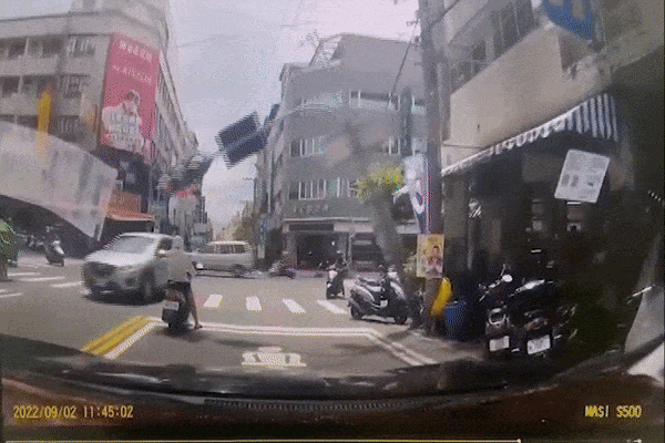 Video: Chờ đèn đỏ, nam thanh niên bị cột đèn tín hiệu giao thông đổ trúng người, nằm bất động