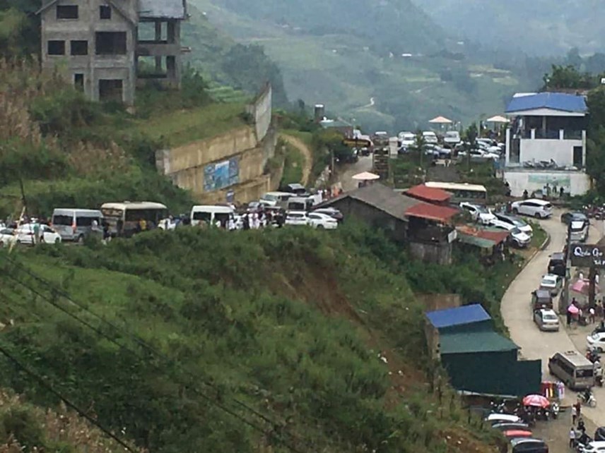 Lào Cai: Vạn người đổ dồn về Sa Pa, du khách than khổ-1