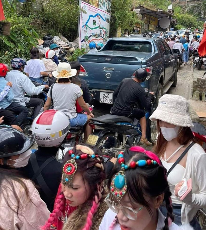 Lào Cai: Vạn người đổ dồn về Sa Pa, du khách than khổ-2